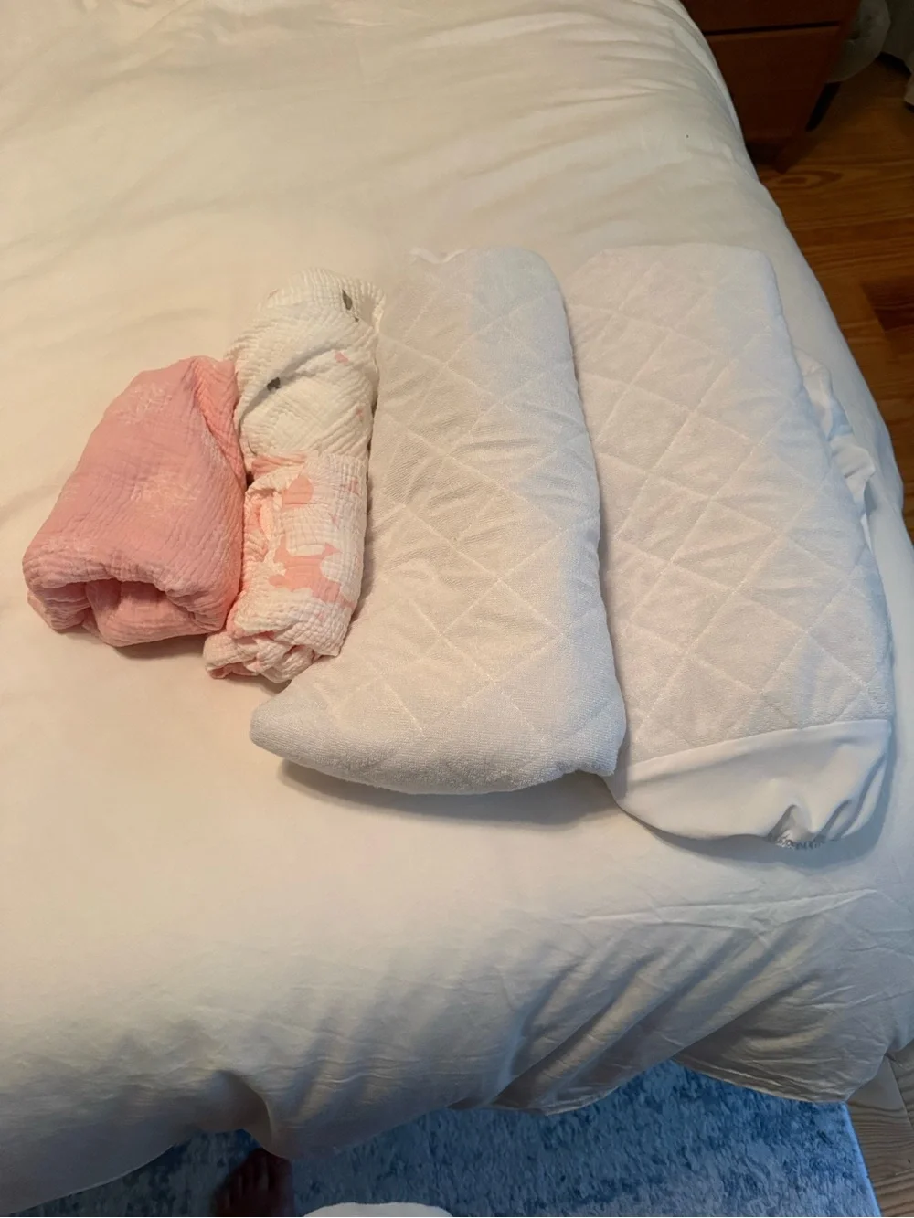 Baby delight bedside me bassinet Mattress Pad Cover x 2, 3 sheets